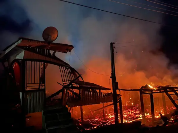Incêndio destrói quatro casas em Tarauacá; Bombeiros atuaram por 4h no combate