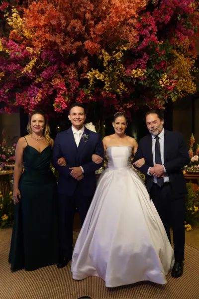 No dia 20 de junho, a Capela da Catedral Santo Antônio, em Chapecó foi o cenário para a união de Flaviane Stedille e João Paulo Bittar, Veja mais na coluna Giu Evangelista