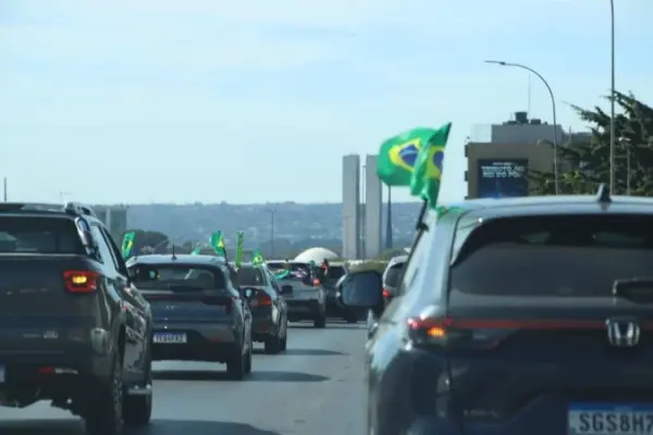 "Anistia" e "Fora, Moraes" marcam nova carreata de bolsonaristas