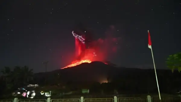 Vulcão em erupção na Indonésia lança cinzas a 18 km de altura