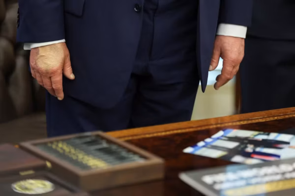 Trump volta a aparecer com mão maquiada, um mês após ser diagnosticado com insuficiência venosa
