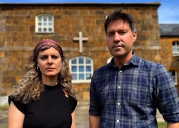 Jon Ironmonger se reuniu com a diretora do novo documentário da BBC, Ellena Wood, na Capela Bugbrooke em Northamptonshire, na Inglaterra. Lá, foi fundada a Fraternidade de Jesus, em 1969 — Foto: BBC