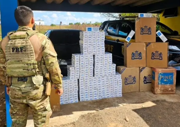 Homem é preso pela PRF com quase 7 mil maços de cigarros contrabandeados no Acre