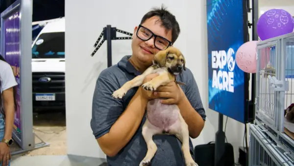 Petinder: adoção de animais na Expoacre traz alegria a família que perdeu cachorrinha