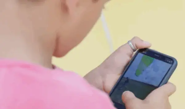 Adultização: veja como monitorar tempo de tela dos seus filhos no celular