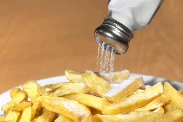 Inimigo da saúde? Entenda se o sal é mesmo o vilão da alimentação