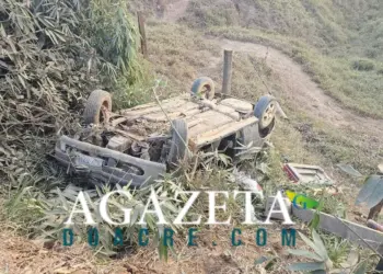 Veículo cai em ribanceira, capota e deixa seis feridos
