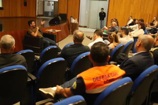 Gladson reúne secretariado e afirma que 2025 será o ano das grandes obras no Acre