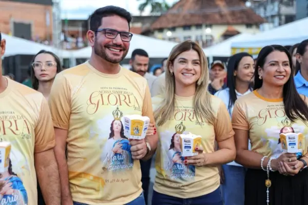 FOTOS: Milhares de fiéis acompanham procissão do Novenário de Nossa Senhora da Glória em Cruzeiro do Sul 3 FOTOS: Milhares de fiéis acompanham procissão do Novenário de Nossa Senhora da Glória em Cruzeiro do Sul