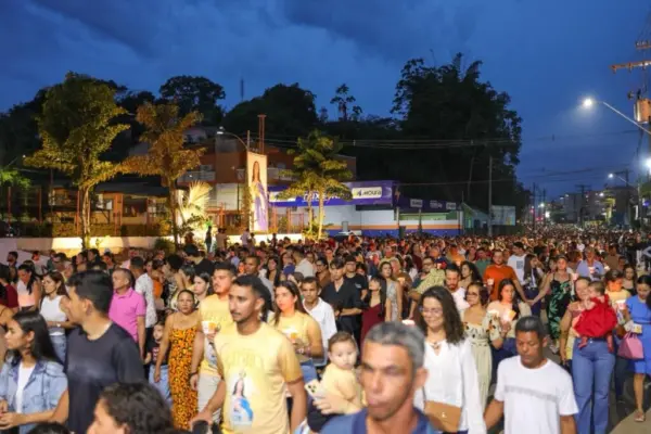 FOTOS: Milhares de fiéis acompanham procissão do Novenário de Nossa Senhora da Glória em Cruzeiro do Sul 6 FOTOS: Milhares de fiéis acompanham procissão do Novenário de Nossa Senhora da Glória em Cruzeiro do Sul
