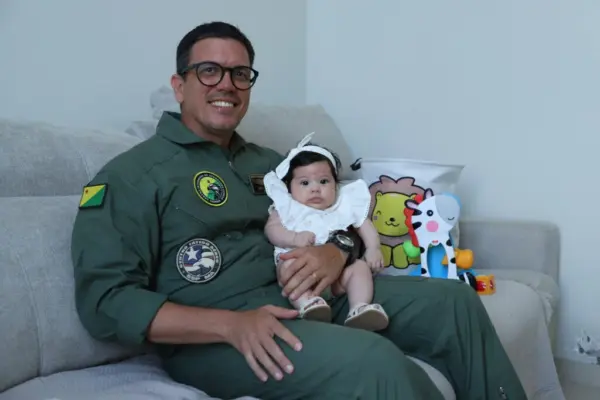 Nas nuvens da paternidade, primeiro Dia dos Pais de um piloto tem novas rotas de amor e responsabilidade