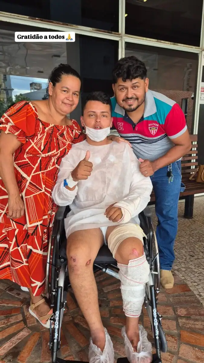 Repórter que sofreu grave acidente deixa a UTI e posta foto com a família: 'gratidão a todos'