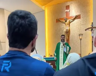 Gladson participa do Cerco de Jericó e frei pede para que fieis rezem por ele