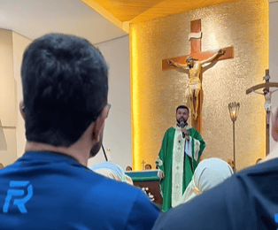 Gladson participa do Cerco de Jericó e frei pede para que fieis rezem por ele