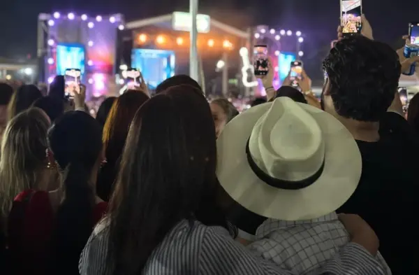 Em clima de romance, Bocalom e esposa vão a show de Jorge e Mateus: 'belíssimo espetáculo'