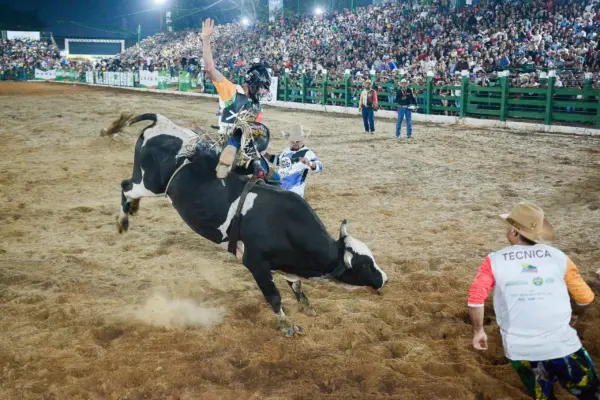 Peão de Rondônia vence final do rodeio da Expoacre 2025 e garante vaga no Rodeio de Barretos