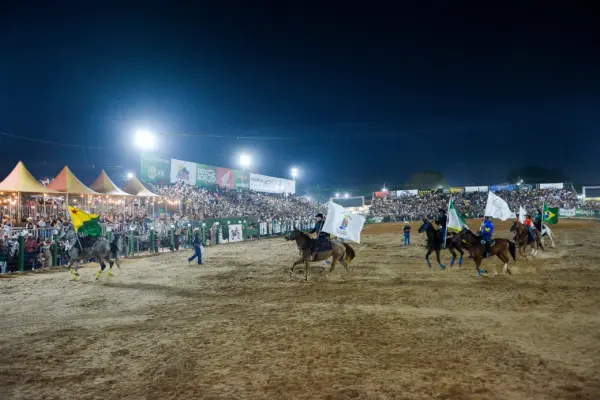 Peão de Rondônia vence final do rodeio da Expoacre 2025 e garante vaga no Rodeio de Barretos