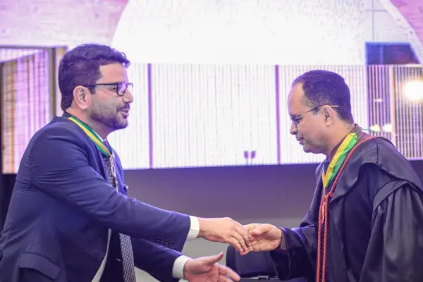 Gladson recebe Medalha do Mérito da Justiça Eleitoral durante celebração dos 50 anos do TRE-AC