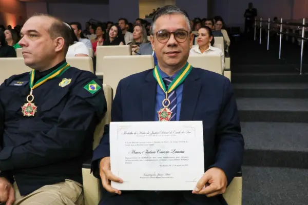 Diretor-superintendente do Sebrae, Marcos Lameira, recebe honraria em celebração aos 50 anos do TRE/AC
