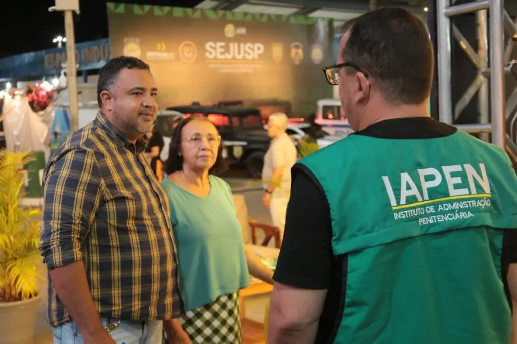 Sandálias produzidas por detentos são expostas no estande do Iapen na Expoacre