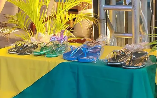 Sandálias produzidas por detentos são expostas no estande do Iapen na Expoacre