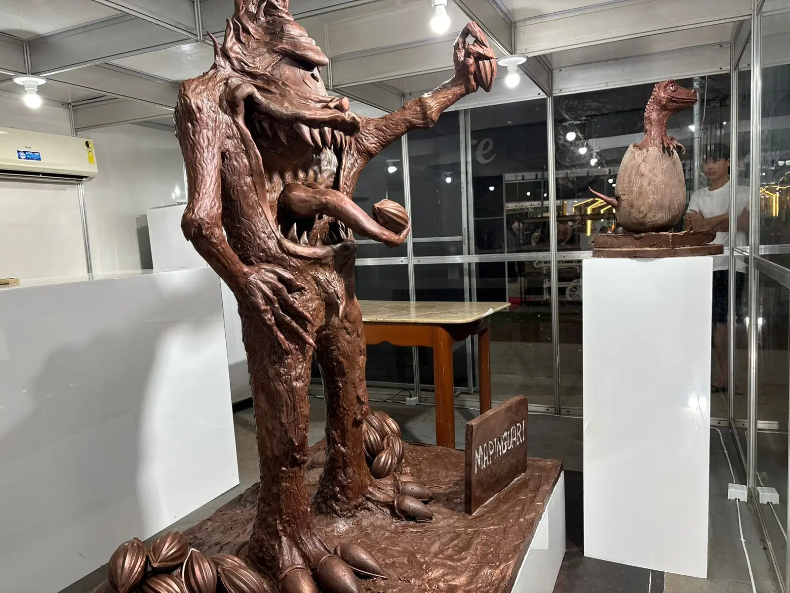 Escultura de 200kg de chocolate do Mapinguari encanta visitantes na Expoacre; degustação será neste domingo