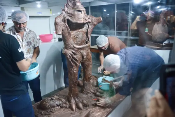 Estátua de chocolate do Mapinguari é quebrada e distribuída ao público no encerramento da Expoacre 2025