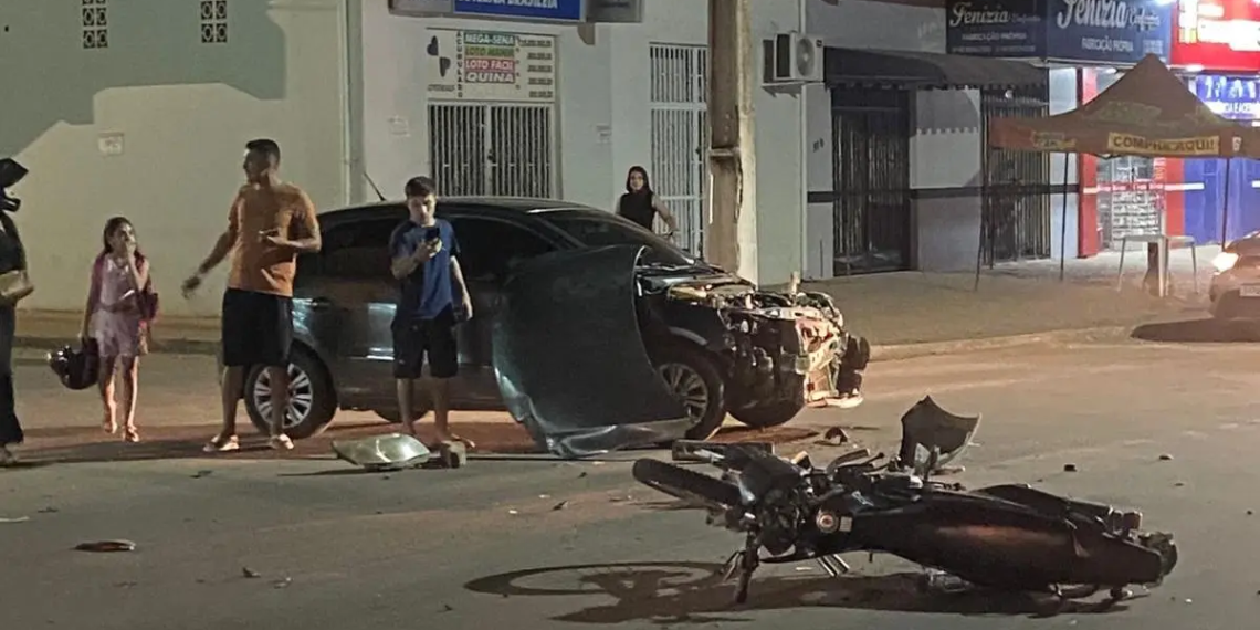Jovem sofre ferimento grave na perna após colisão entre moto e carro no interior do Acre
