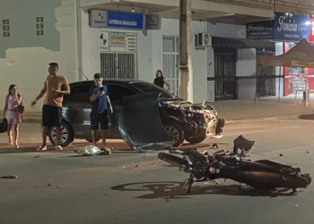Jovem sofre ferimento grave na perna após colisão entre moto e carro no interior do Acre