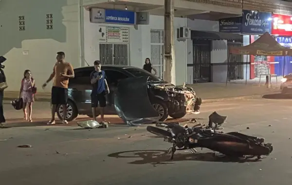 Jovem sofre ferimento grave na perna após colisão entre moto e carro no interior do Acre