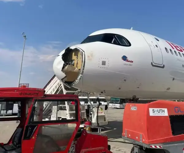 Avião fica com bico destruído após choque com pássaro e faz pouso de emergência na Espanha; veja vídeo