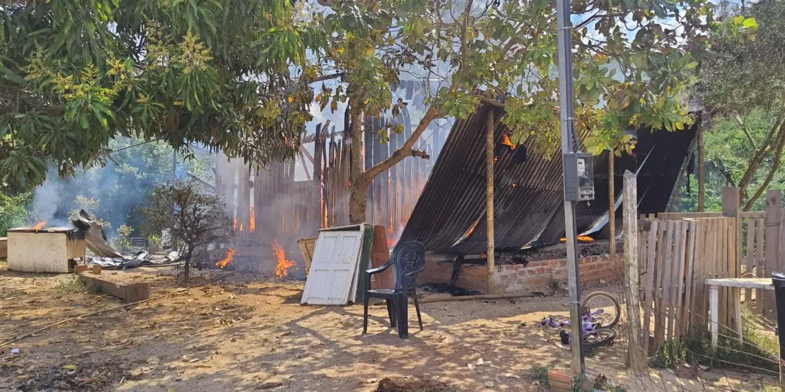 Mãe salva três filhos de incêndio que destruiu casa de madeira no interior do Acre