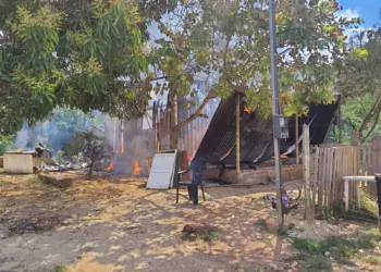 Mãe salva três filhos de incêndio que destruiu casa de madeira no interior do Acre