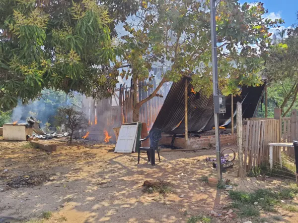 Mãe salva três filhos de incêndio que destruiu casa de madeira no interior do Acre