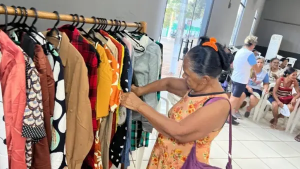 Juntos Pelo Acre entrega 3 mil peças de roupas do Vestuário Social para mulheres em Xapuri