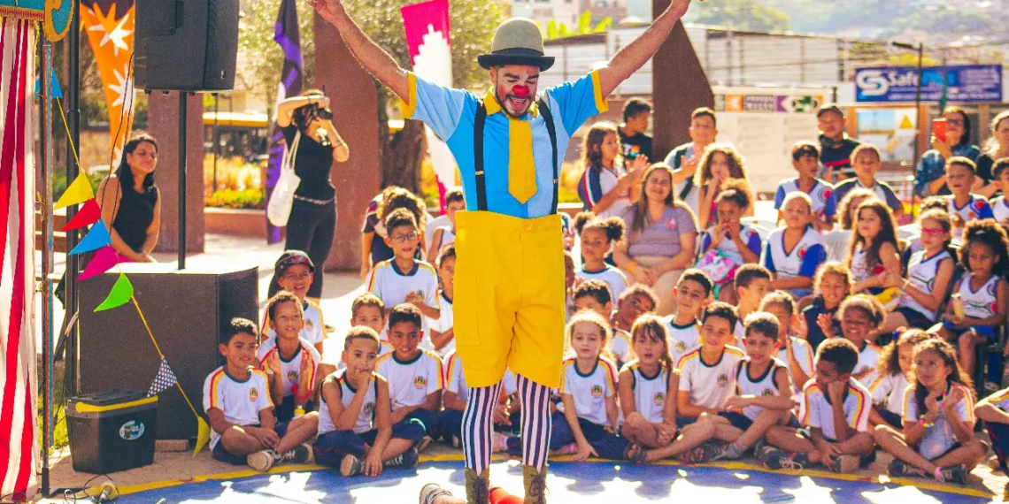 Grupo de teatro Circo do Cafundó (MT) se apresenta na Praça da Revolução - Foto: Divulgação