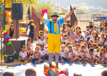 Grupo de teatro Circo do Cafundó (MT) se apresenta na Praça da Revolução - Foto: Divulgação