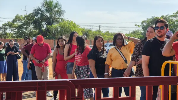FOTOS: Apoiadores e militantes já se concentram na Cooperacre, em Rio Branco, para esperar o presidente Lula 5 FOTOS: Apoiadores e militantes já se concentram na Cooperacre, em Rio Branco, para esperar o presidente Lula