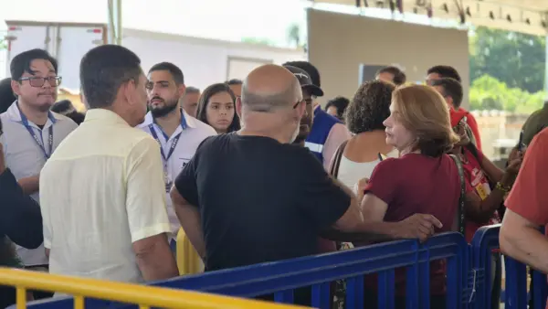 FOTOS: Apoiadores e militantes já se concentram na Cooperacre, em Rio Branco, para esperar o presidente Lula 3 FOTOS: Apoiadores e militantes já se concentram na Cooperacre, em Rio Branco, para esperar o presidente Lula
