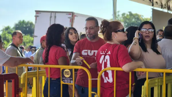 FOTOS: Apoiadores e militantes já se concentram na Cooperacre, em Rio Branco, para esperar o presidente Lula 7 FOTOS: Apoiadores e militantes já se concentram na Cooperacre, em Rio Branco, para esperar o presidente Lula