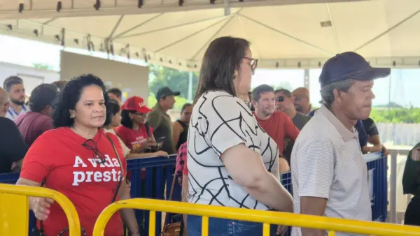 FOTOS: Apoiadores e militantes já se concentram na Cooperacre, em Rio Branco, para esperar o presidente Lula 6 FOTOS: Apoiadores e militantes já se concentram na Cooperacre, em Rio Branco, para esperar o presidente Lula
