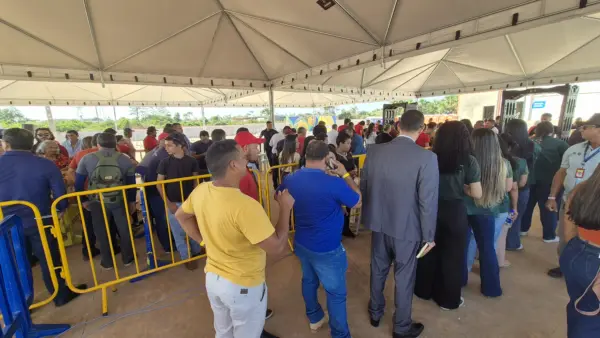 FOTOS: Apoiadores e militantes já se concentram na Cooperacre, em Rio Branco, para esperar o presidente Lula 9 FOTOS: Apoiadores e militantes já se concentram na Cooperacre, em Rio Branco, para esperar o presidente Lula