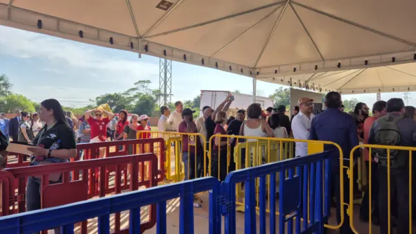 FOTOS: Apoiadores e militantes já se concentram na Cooperacre, em Rio Branco, para esperar o presidente Lula 10 FOTOS: Apoiadores e militantes já se concentram na Cooperacre, em Rio Branco, para esperar o presidente Lula