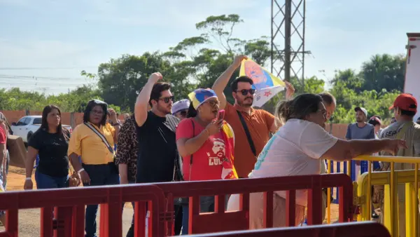 FOTOS: Apoiadores e militantes já se concentram na Cooperacre, em Rio Branco, para esperar o presidente Lula 8 FOTOS: Apoiadores e militantes já se concentram na Cooperacre, em Rio Branco, para esperar o presidente Lula