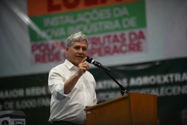 Ministro ironiza tarifa de Trump em evento no Acre: "Se comessem mais castanha, não teriam uma medida tão atrasada"