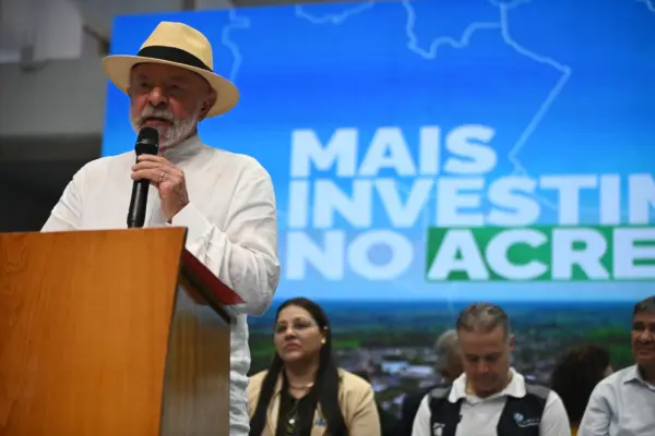 VÍDEO: Lula chama Eduardo Bolsonaro de “traidor” e “moleque” durante visita ao Acre