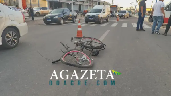 Idoso e motociclista ficam feridos após acidente na Avenida Chico Mendes em Rio Branco