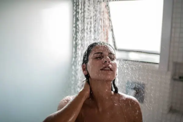 Dermatologista revela: o jeito que você toma banho pode estar errado