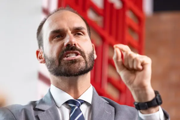 Motta envia ao Conselho de Ética pedidos de cassação de Eduardo