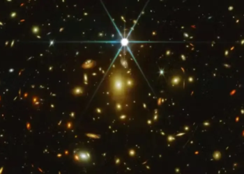 O observatório Hubble da NASA fez a descoberta em 2022, tornando-a a estrela mais distante e mais antiga já flagrada por astrônomos — Foto: NASA/ESA/CSA/STScI